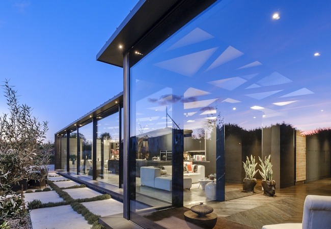 Glass-barn-extension-adjoining-main-house